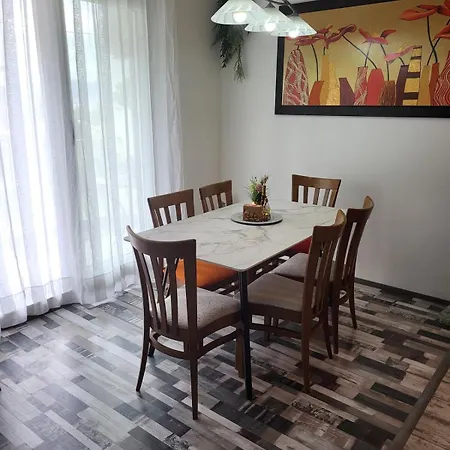 Prostrani Moona - Blizu Centra Grada Sa Pogledom Na I Garazom Apartment *